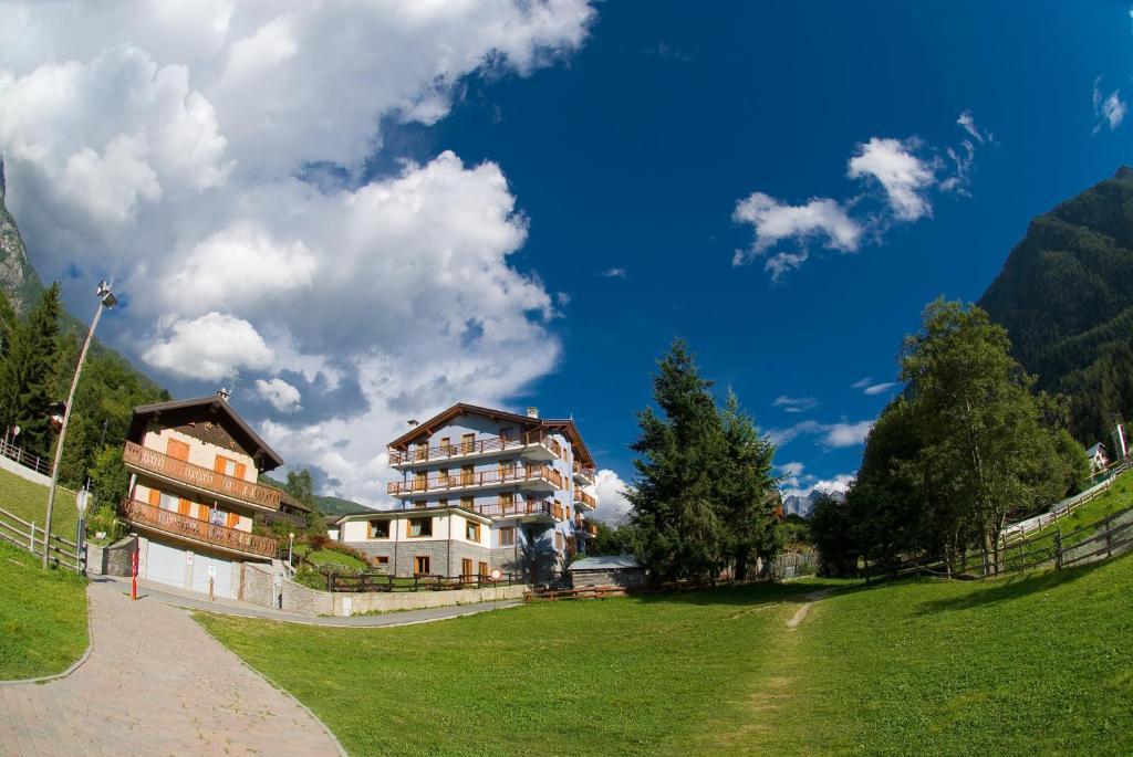 Laghetto Alpine Hotel & Restaurant Брюссон Екстер'єр фото